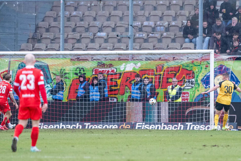 Torriecher! Dynamo-Kapitän Stefan Kutschke (36) stand goldrichtig und schob den Ball zum zwischenzeitlichen 1:0-Führungstreffer über die Linie.