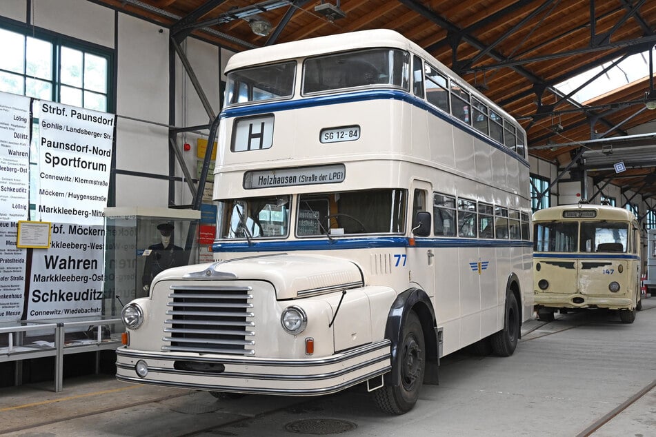 Neben historischen Straßenbahnen bekommt Ihr auch jede Menge coole Busse zu sehen.