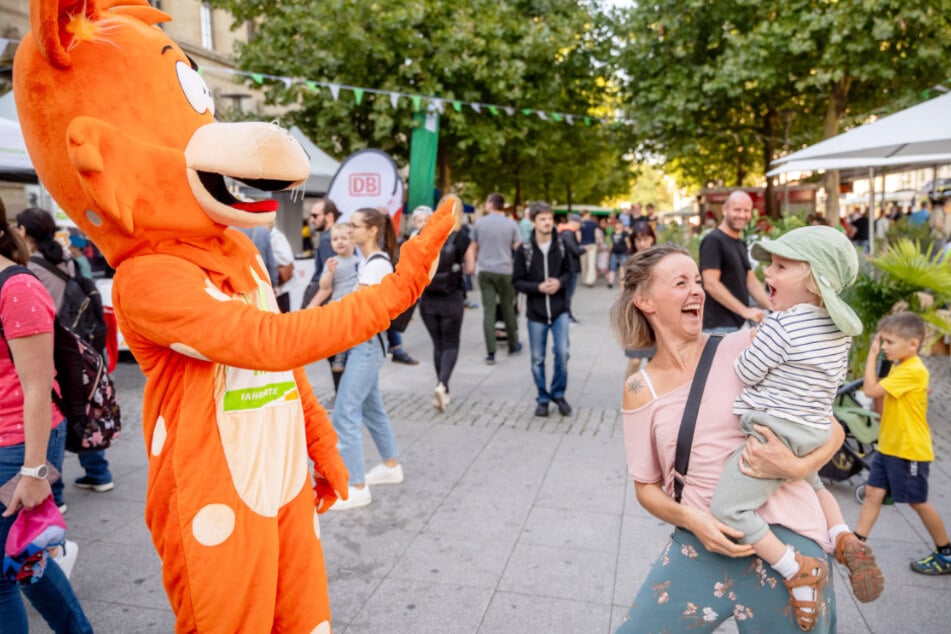 marego-Maskottchen am Start: Fahrkater Karlo
