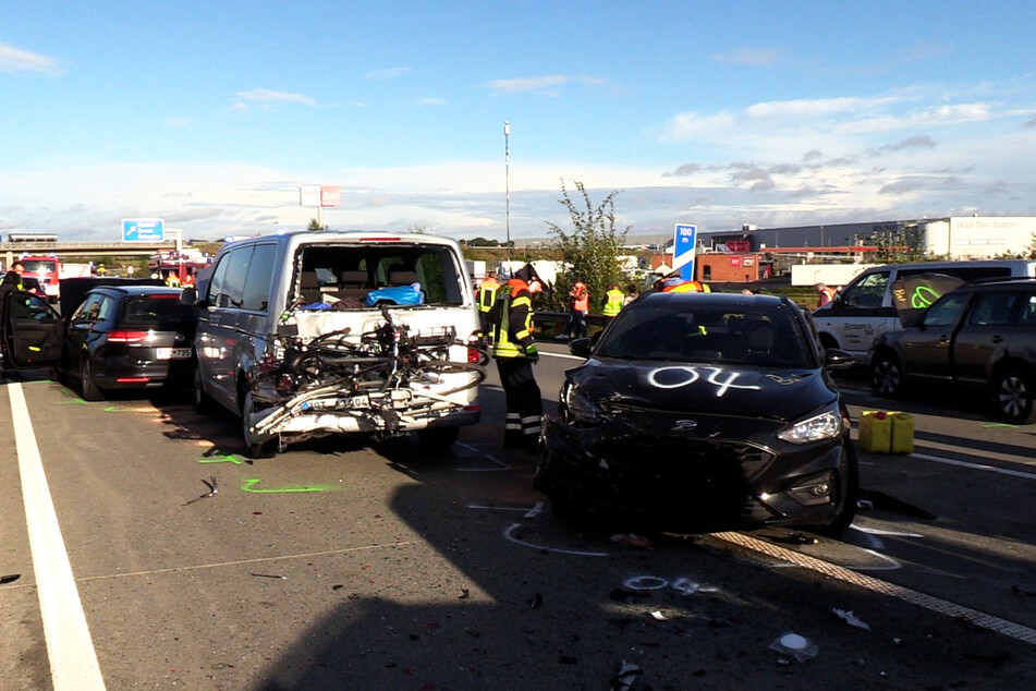Mehr als zehn Autos waren an dem Massen-Crash beteiligt. Den entstandenen Schaden schätzt die Polizei auf rund 100.000 Euro.