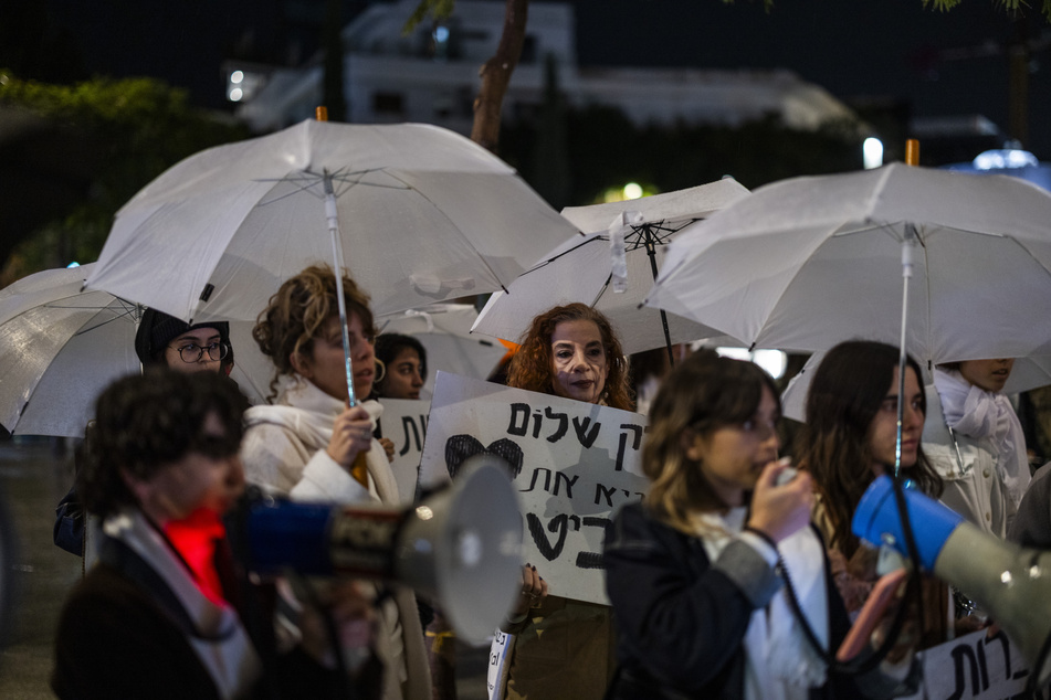 Menschen nehmen in Tel Aviv an einer Demonstration teil, die hundert Tage nach dem verheerenden Angriff der Hamas auf Israel stattfand.