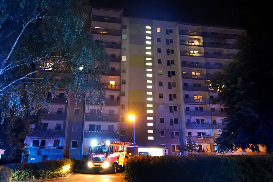 Schon wieder ein Polizeieinsatz in der Straße "Am Harthwald": Am späten Donnerstagabend brannte es im Treppenhaus eines Wohnblocks.