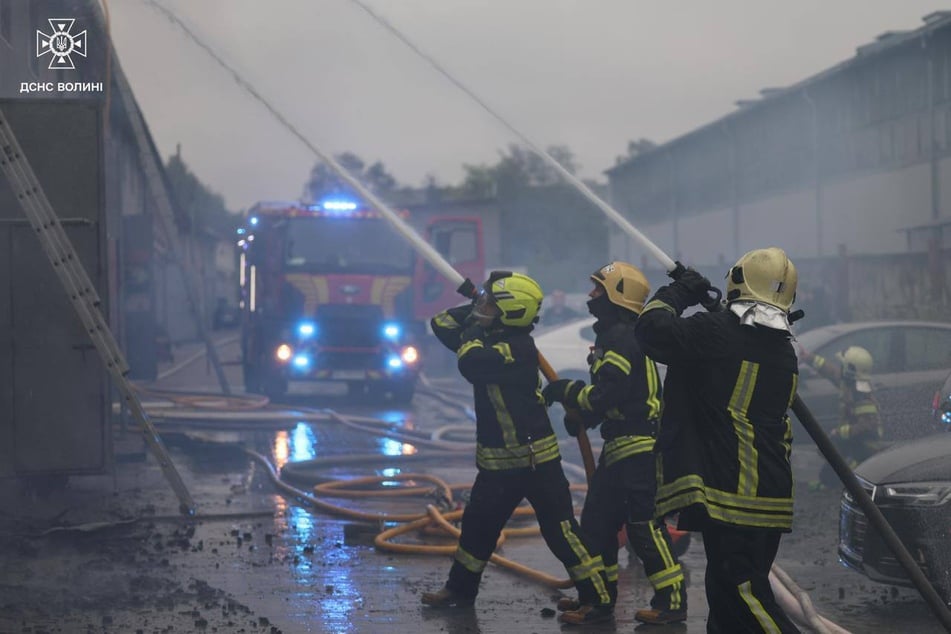 Ukrainische Feuerwehrleute im Einsatz. Die Russen griffen zuvor mit mehr als 700 Drohnen an.