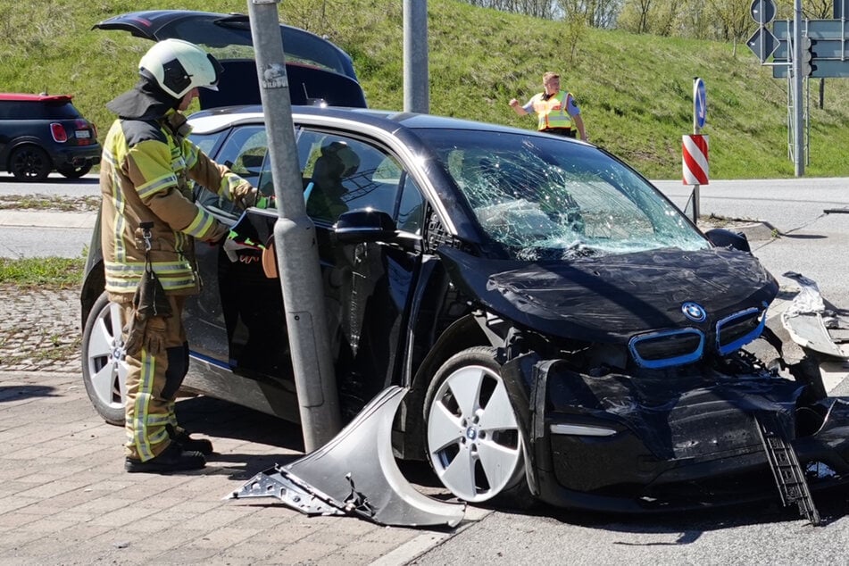 Heftiger Unfall in Dresden: Lkw schleudert BMW gegen Ampel