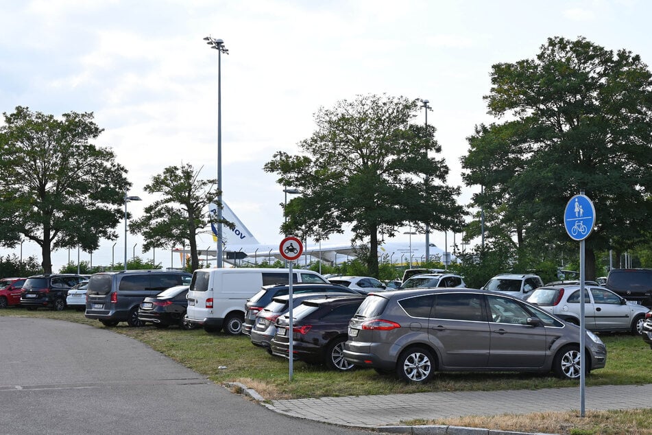 Die Parkplätze des Leipziger Flughafens sind voll, weshalb immer mehr Personen unerlaubt in Kursdorf parken.