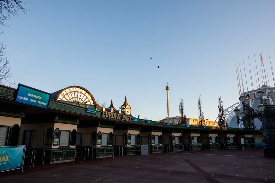 Die Kassenhäuschen am Haupteingang des Europa-Parks sind geschlossen. Deutschlands größter Freizeitpark verzeichnete aufgrund der Corona-Pandemie bislang Einbußen von mehr als 100 Millionen Euro.