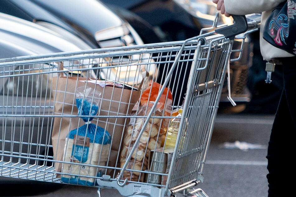 Auf einem Supermarkt-Parkplatz stritten sich zwei Familien - und bewarfen sich mit Einkäufen. (Symbolbild)