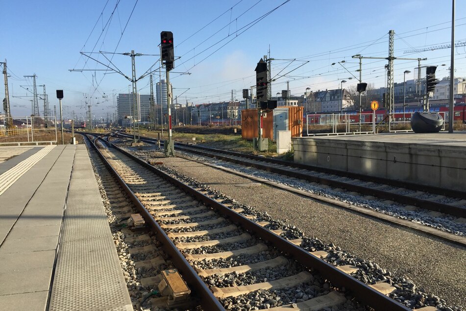 Leere Gleise im Münchner Ostbahnhof. Eine Einstellung des Öffentlichen Nahverkehrs kommt allerdings erstmal nicht infrage. (Archivbild)