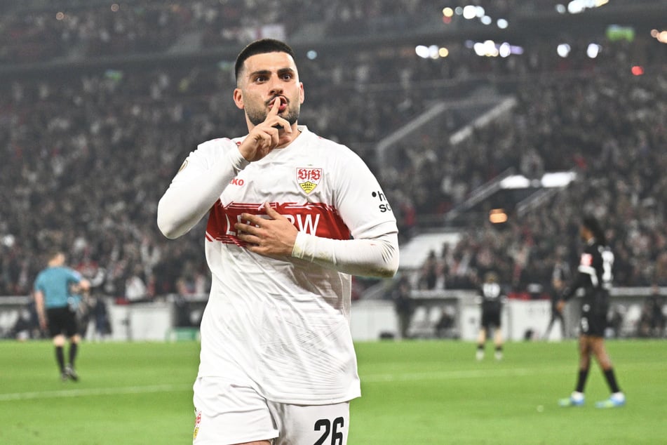 VfB-Spieler Deniz Undav nimmt es mit Humor, dass Mitspieler El Khannouss sich auf das Spielfeld übergeben musste.