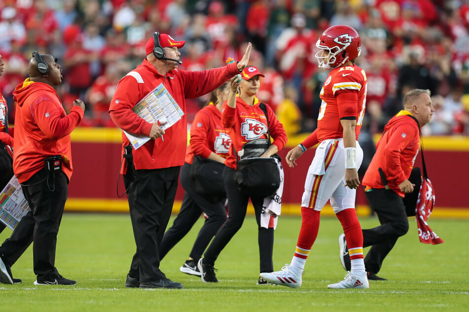 Head coach Andy Reid (l) and his Kansas City Chiefs are now in first place of the AFC West.