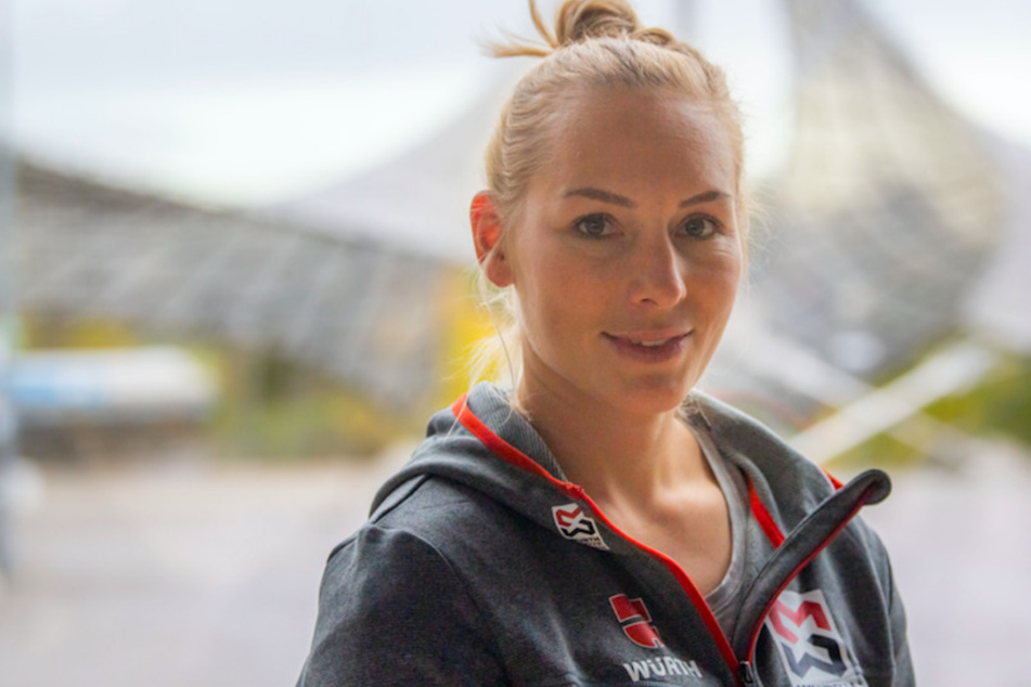 Selina Jörg (32), Snowboarderin, vor dem Olympiastadion in München.