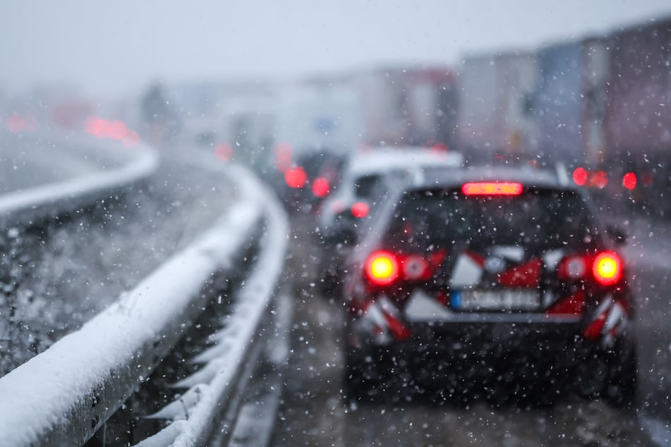 Mit dem Start der Winterferien fahren viele Sachsen in den Skiurlaub. Auf den Hauptstrecken in die Alpen brauchen die Autofahrer Geduld. (Archivbild)