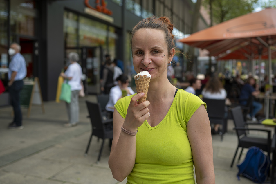 "Cortina"-Mitarbeiterin Janine Horniak (35) genießt auch selbst gern mal ein Eis.
