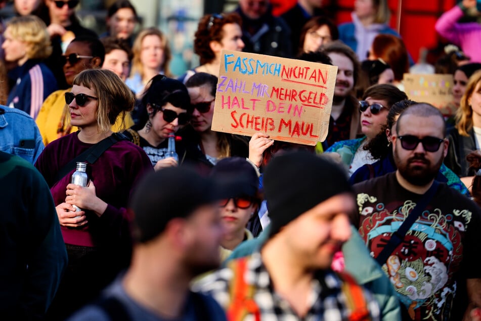 Schon im vergangenen Jahr riefen Kölner Frauenbündnisse anlässlich des Internationalen Frauentags zu Demos in der Domstadt auf. (Archivbild)