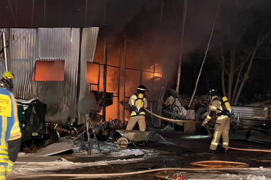 Nach etwa 25 Minuten konnte das Feuer unter Kontrolle gebracht werden.