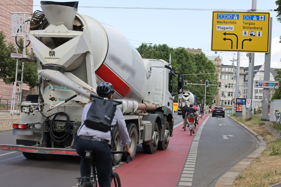 Sobald sich Fahrzeuge zwischen den Radfahrern auf die Rechtsabbiegerspur quetschen, wird es hochgefährlich.