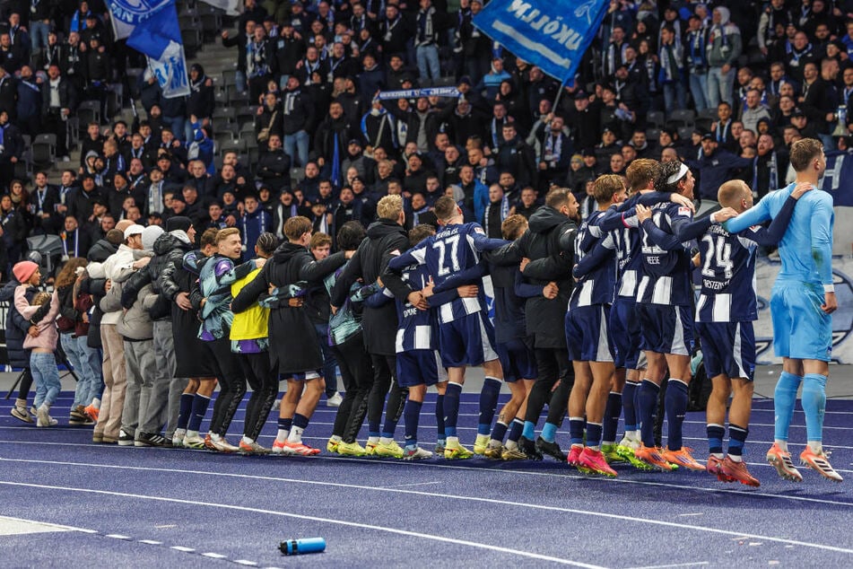 Am Ende konnten die Hertha-Spieler ausgelassen mit ihren Fans vor der Ostkurve feiern.