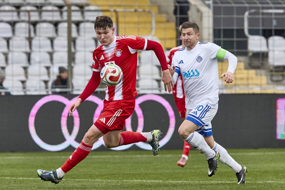 Richard Meier (22, l.) stürmt von Bayerns Reserve in die 3. Liga zu Meppen.