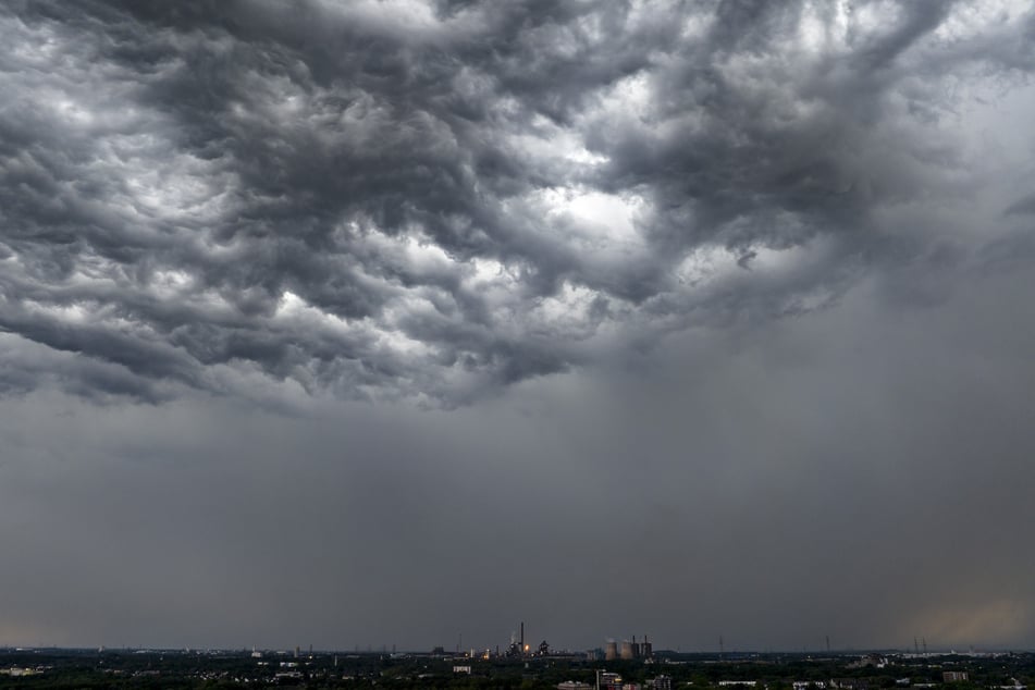 Am Donnerstag rechnen die Meteorologen mit verbreitetem Regen, einzelnen Gewittern und örtlich Sturmböen.
