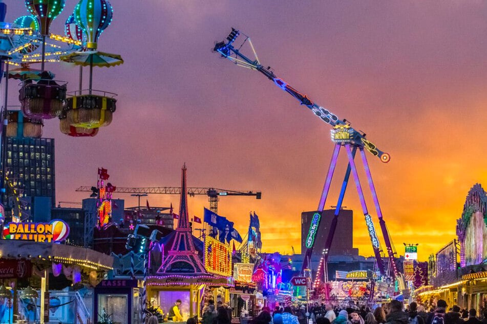 Der Winterdom verschenkt fünf Erlebnisboxen für jeweils zwei Personen: Direkt mitmachen und buntes DOM-Erlebnis sichern.