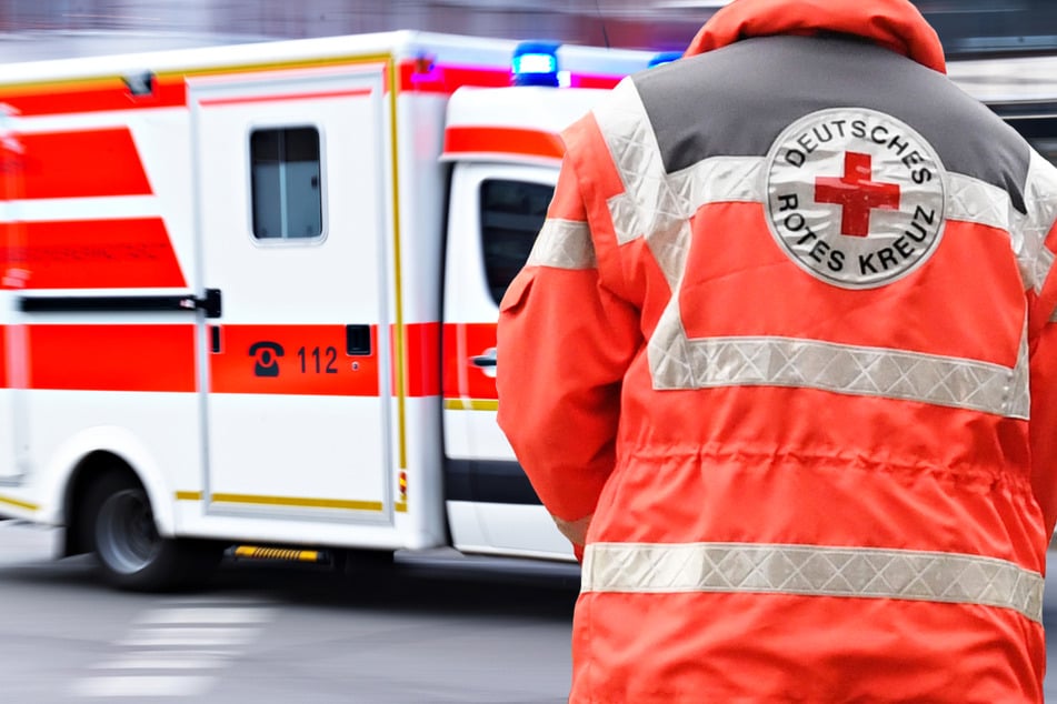 Einsatzkräfte des Rettungsdienstes brachten am Dienstag einen schwer verletzten Mann in eine Klinik, der zuvor neben einer Parkbank in Frankfurt-Gallus aufgefunden worden war. (Symbolbild)