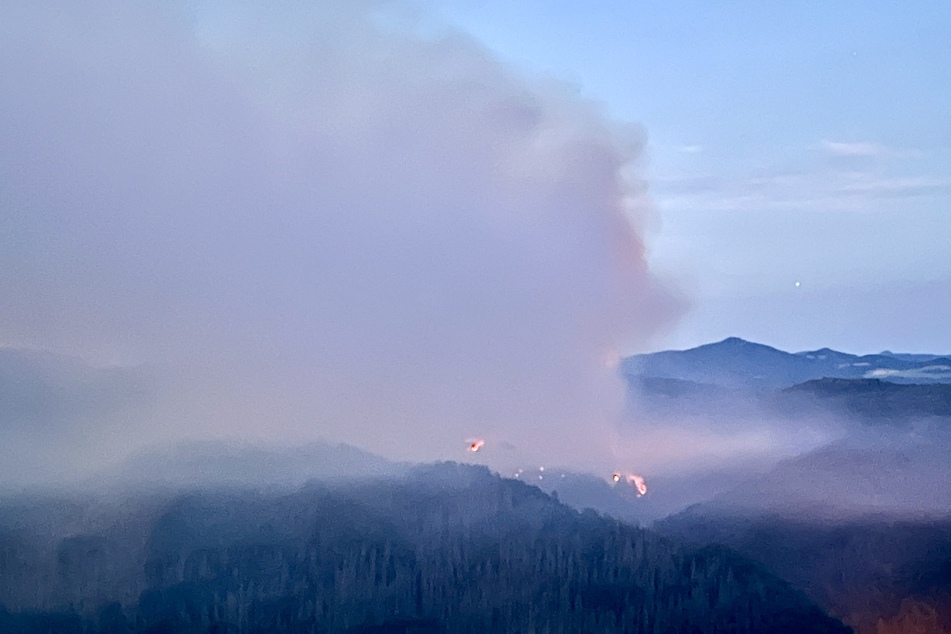 Der Nationalpark Böhmische Schweiz grenzt unmittelbar an die Sächsische Schweiz auf deutscher Seite. Auch dort waren die Flammen des Waldbrandes zu sehen.