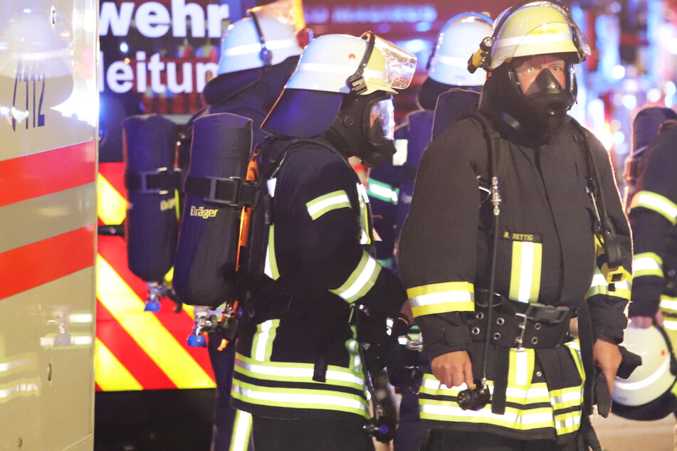 Zahlreiche Feuerwehrkräfte kämpften am späten Dienstagabend und in der Nacht zu Mittwoch gegen einen Brand in Lautertal-Gadernheim im Odenwald.