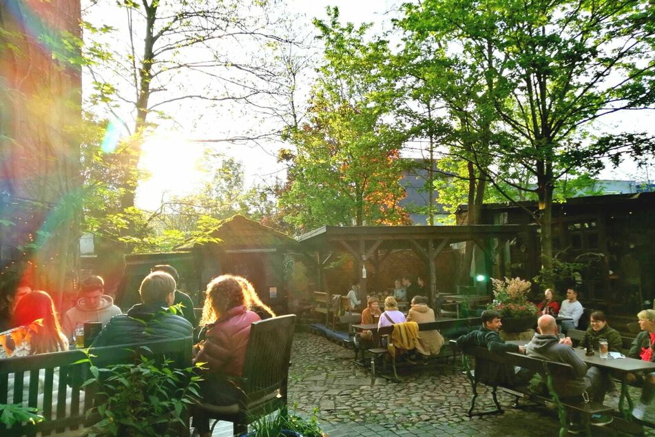 Auch im beliebten Biergarten der Substanz genossen zahlreiche Gäste ein paar zarte Sonnenstrahlen zwischen den dunklen Wolken.