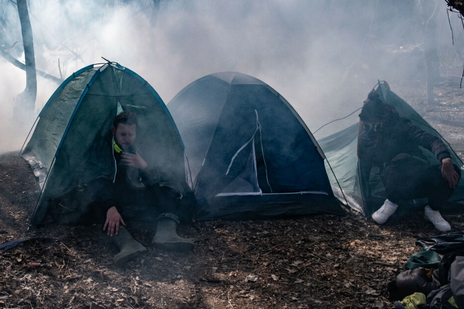 Ein Migrant sitzt in einem Zelt auf der türkischen Seite der Grenze.