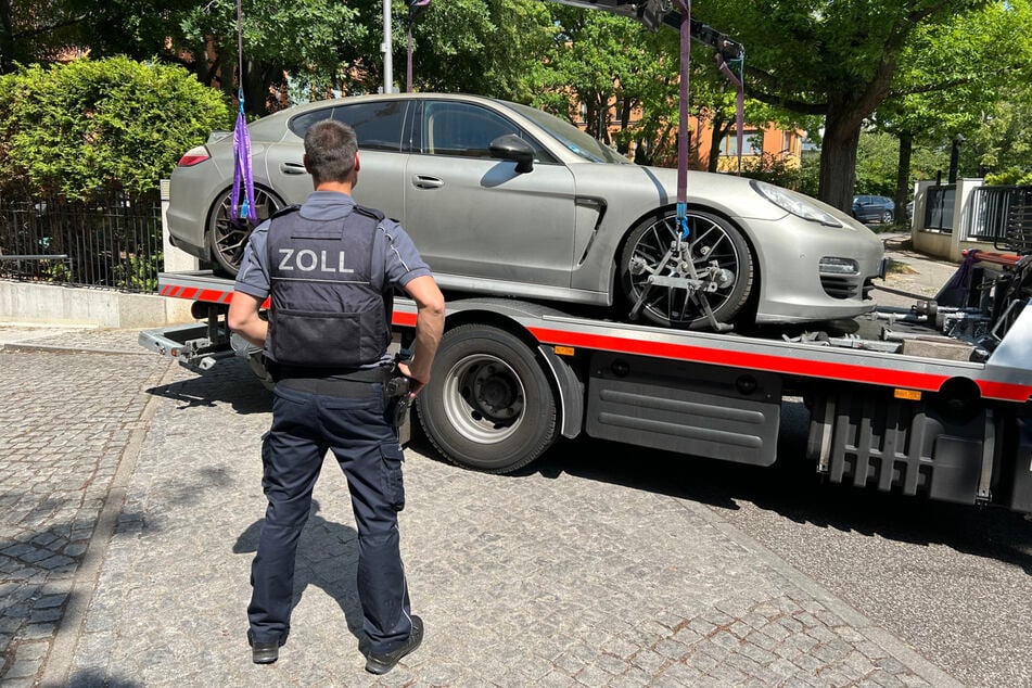 Mehrere Hauptzollämter haben in fünf Bundesländern zugeschlagen: Dabei wurde etwa ein Porsche ...