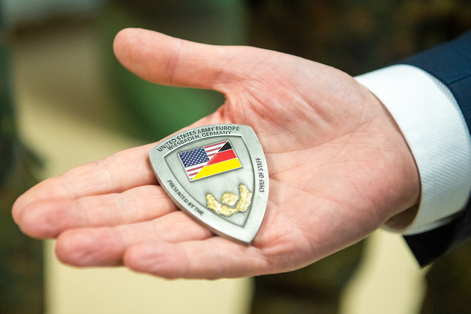 Greifbare Geschenke erhalten die deutsch-amerikanische Freundschaft: ein metallenes Badge der US-Armee.