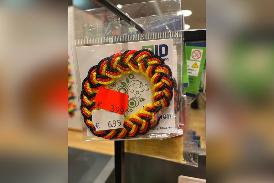 Fan-Armbänder verkauft SportScheck nun deutlich günstiger.