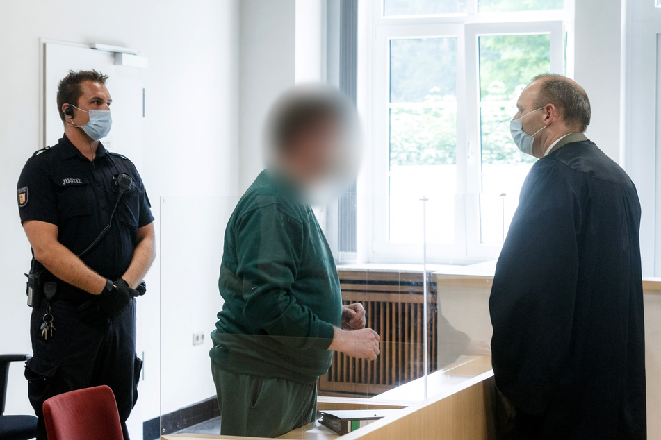 Der 58-jährige Angeklagte (M.) spricht im Gerichtssaal mit seinem Verteidiger (r.). Auch die Nebenklage fordert nun mehr als neun Jahre Haft.