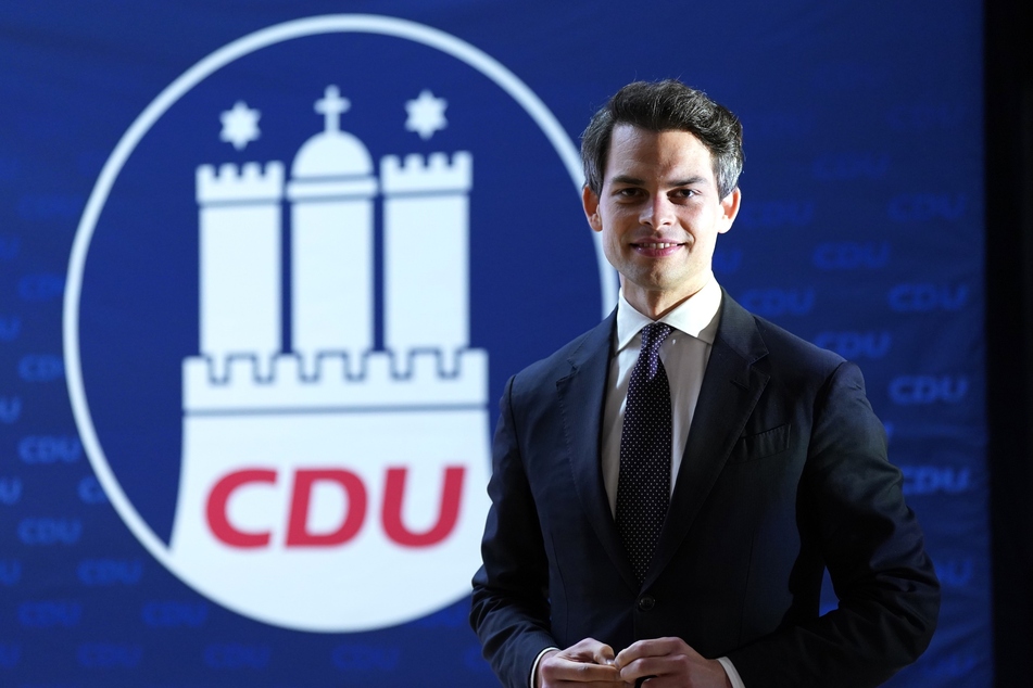 Wirft dem Bundeskanzler Olaf Scholz (64) den Bruch eines Wahlkampfversprechens vor, findet das aber trotzdem gut: Hamburgs CDU-Chef Christoph Ploß (37).