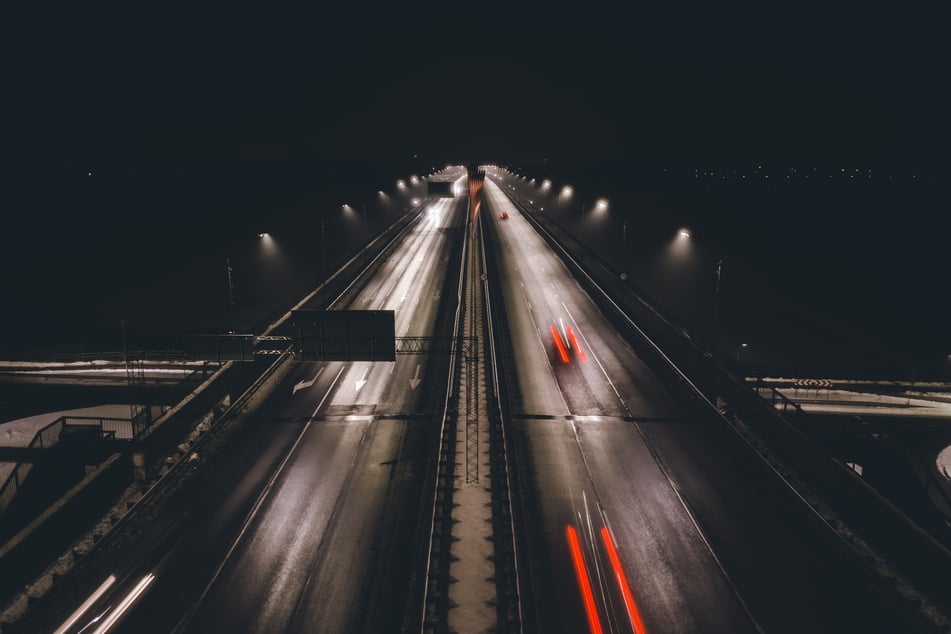 Ein Audi-Fahrer schlummerte mitten auf der Autobahn in seinem Wagen. (Symbolbild)