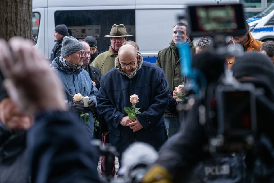 Stephan Protschka (47), Bundestagsabgeordneter der AfD, legte schließlich an neuer Stelle eine Rose im Gedenken an die Opfer des Anschlags vom 13. Februar 2025 ab.