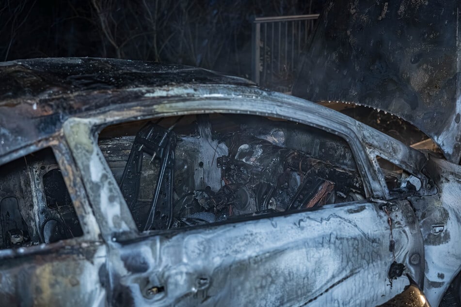 Kurz nach dem Unfall entzündete sich der Kraftstoff in dem Kleinwagen. Glücklicherweise schafften es die Insassen, aus dem Unfallauto zu entkommen und sich in Sicherheit zu bringen.