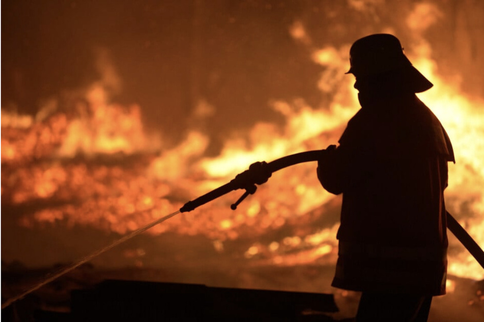 Zwei Millionen Euro Schaden bei Lagerhallenbrand: Mehr als 100 Feuerwehrleute im Einsatz