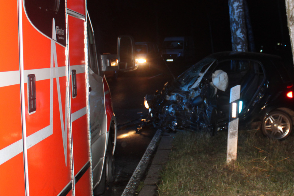 Horror-Crash in NRW: Mann stirbt vor Ort, Frau liegt schwer verletzt neben ihrem Auto