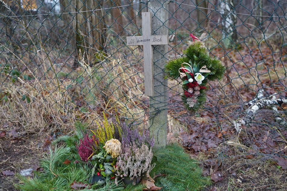 Ein Holzkreuz am Straßenrand erinnert an den tödlichen Unfall vom Mai.