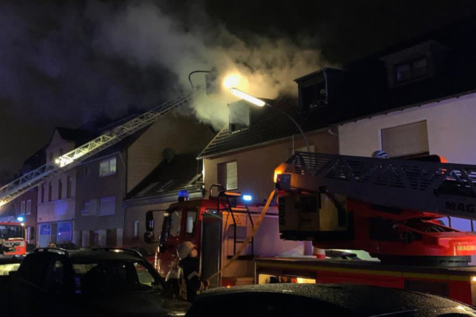 In Köln-Worringen hat der Dachstuhl eines Mehrfamilienhauses gebrannt. Mehrere Bewohner wurden in Sicherheit gebracht.