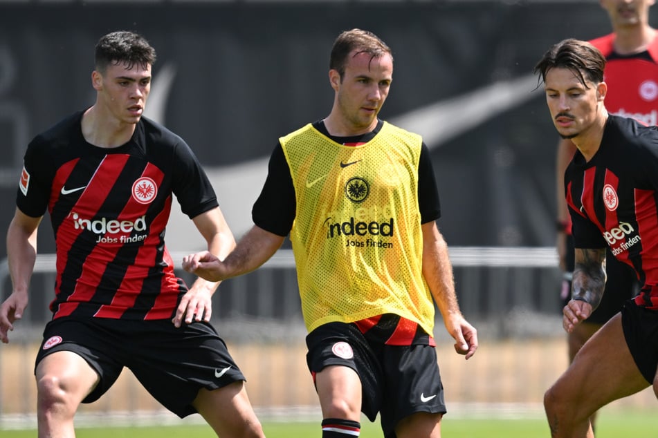 Marcel Wenig (21, links) geht künftig in der 3. Liga auf Torejagd. Er durfte auch schon in die Frankfurter Profi-Mannschaft reinschnuppern, wie hier im Training mit WM-Finaltorschütze Mario Götze (33, Mitte) und Nationalspieler Robin Koch (28, rechts). (Archivbild)