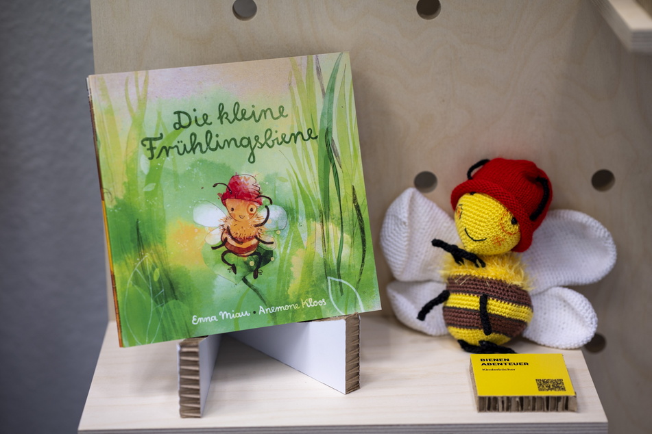 Auch regionale Kinder-Bücher gibt's zu entdecken, wie "Die kleine Frühlingsbiene" von Enna Miau und Anemone Kloos.