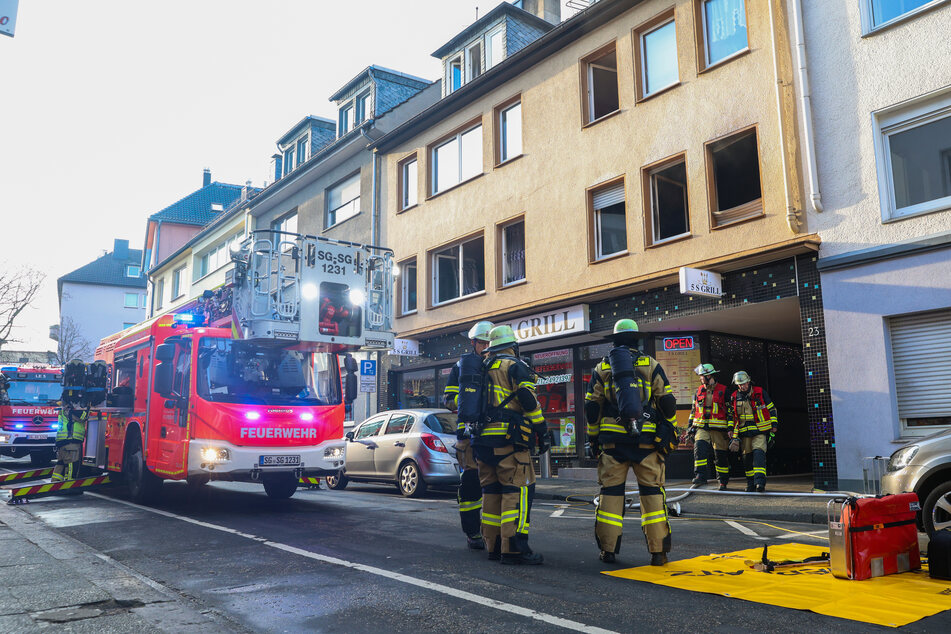 Feuer in Wohn- und Geschäftshaus: Vier Menschen kommen verletzt ins Krankenhaus