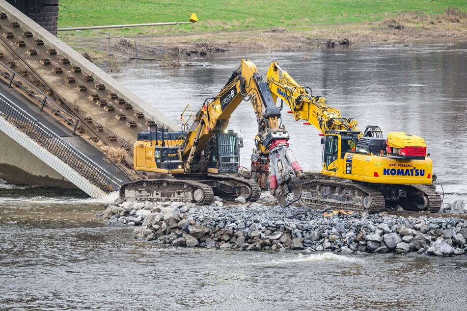 Mehr als 1000 Tonnen an Material von Brückenzug C liegen noch in der Elbe und müssen abtransportiert werden.