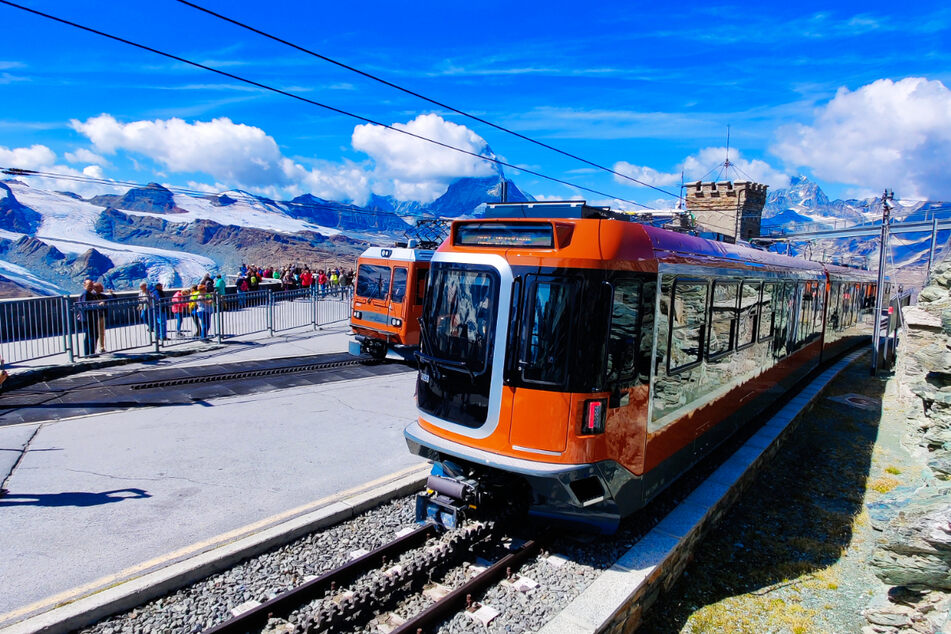 Auch auf über 3.000 Höhenmetern ist die VCDB im Einsatz: Rohbau und Farbgebung für die Fahrzeuge der Gornergratbahn in Zermatt wurden von der Fahrzeugtechnik geprüft.