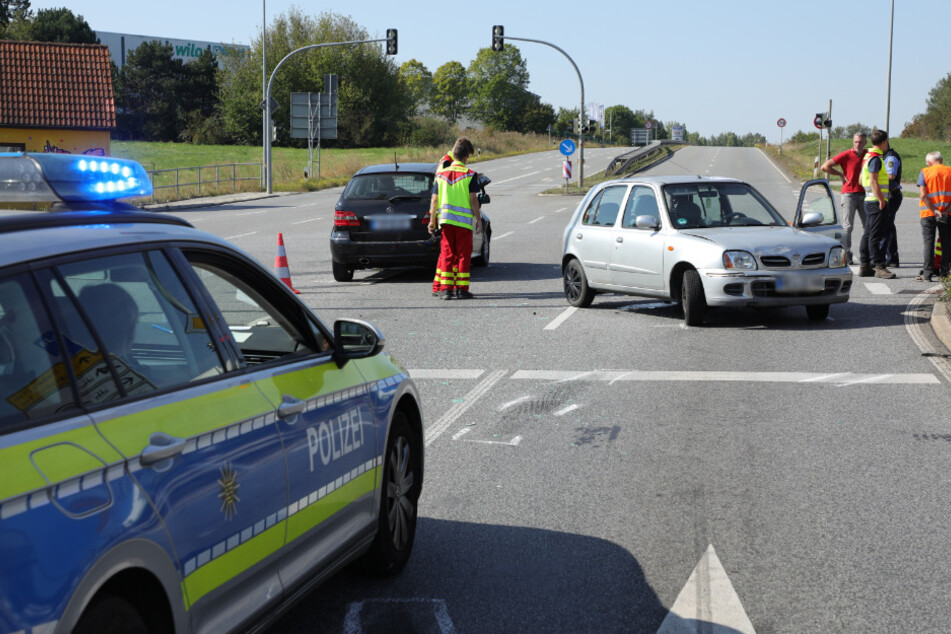 Die Rettungskräfte waren schnell vor Ort und kümmerten sich um die am Unfall beteiligten Personen.