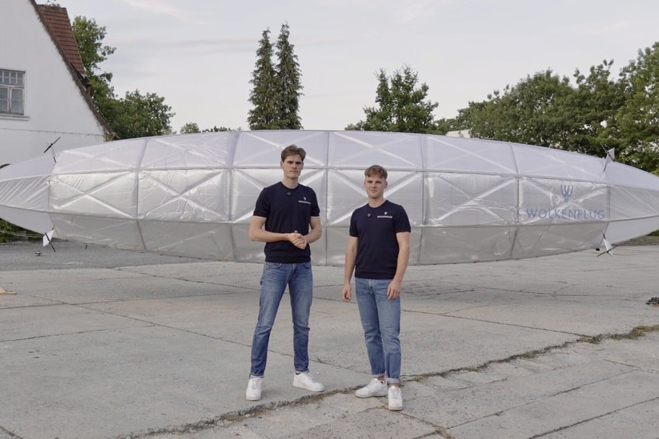 Oskar (26) und Ferdinand Meyer (24, l.) wollen den Luftverkehr mit Luftschiffdrohnen nachhaltig machen.