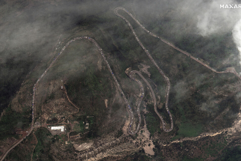 Das Satellitenfoto zeigt einen gigantischen Stau entlang des Lachin-Korridors in der Region Berg-Karabach.