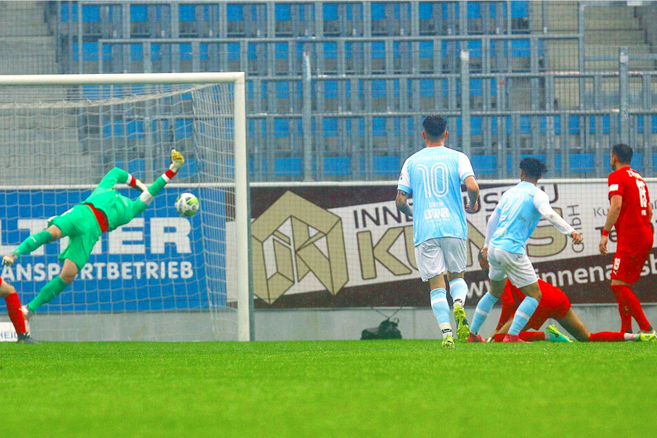 Theo Ogbidi (20, 3.v.r.) gelang das entscheidende Tor zum 3:2.